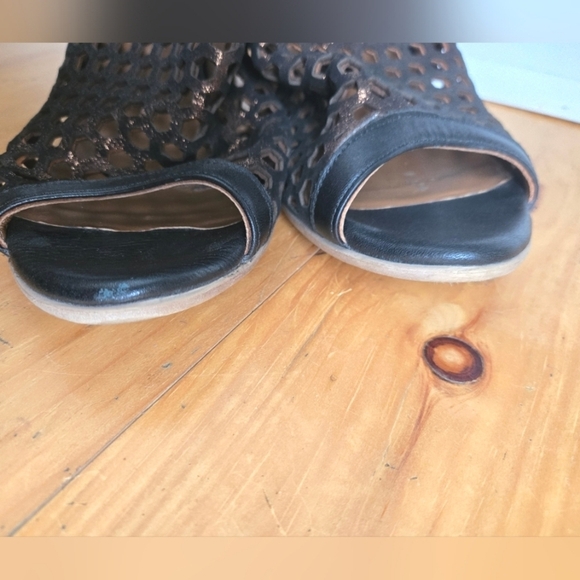 Bueno Mesh Peep Toe Sandals - Picture 3 of 9